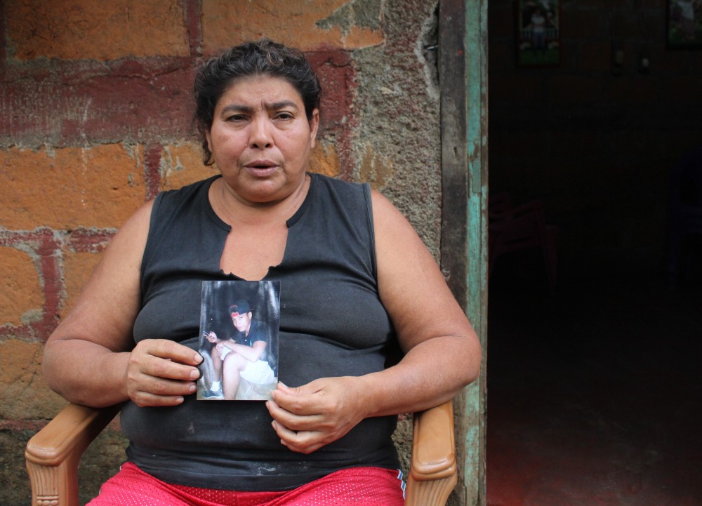 Aura Marina Rojas, mother of murdered student Junior, shows his photo. Leon, 2 Aug18. Cred Steve Lewis